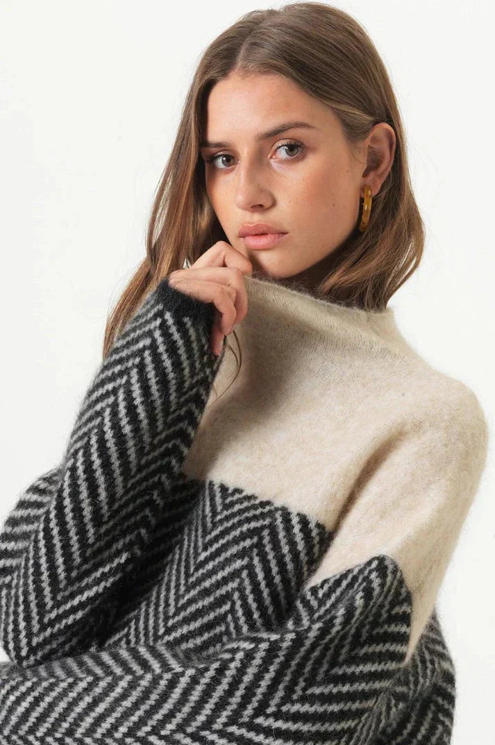 Eva - Stylish Herringbone Knit Sweater for Every Occasion